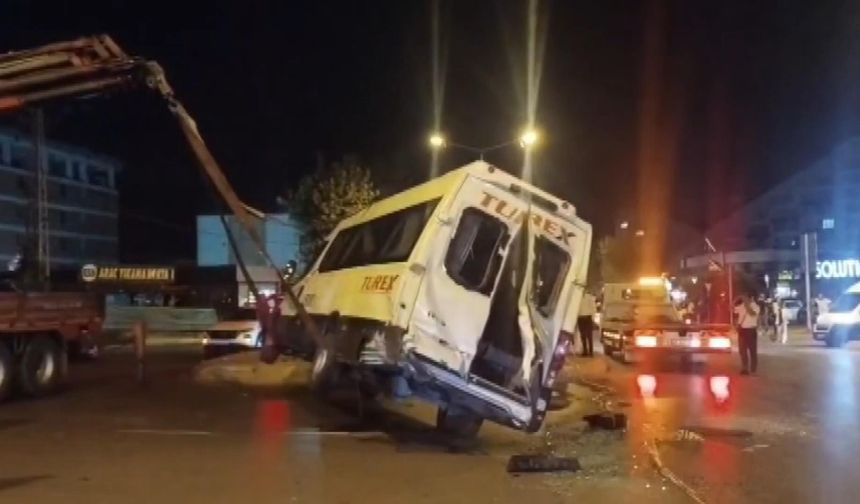 İstanbul - Sultanbeyli'de otomobil ile minibüs çarpıştı: 10 yaralı