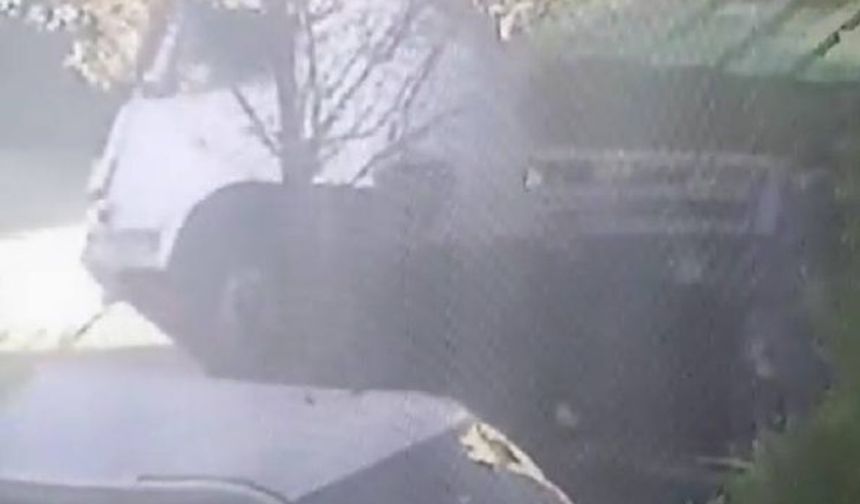 İstanbul - Sultangazi'de demir yüklü kamyon devrildi