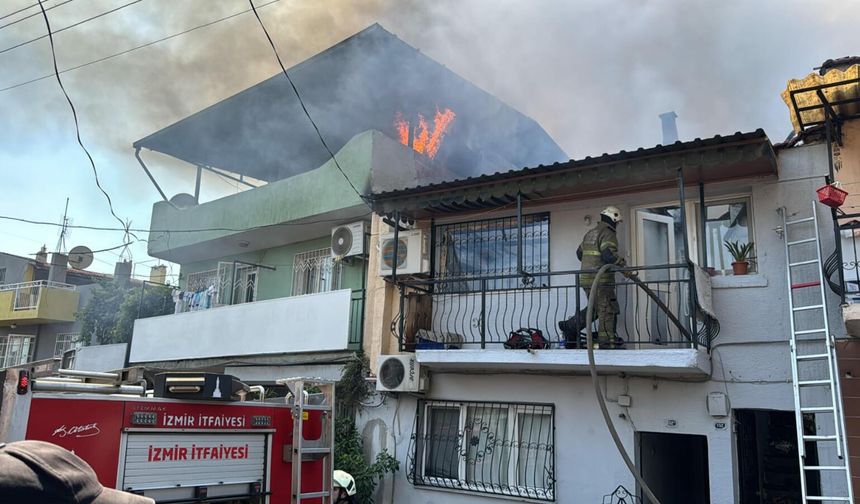 İzmir'de hurda deposunda yangın; 4 eve de sıçradı/Ek fotoğraflar
