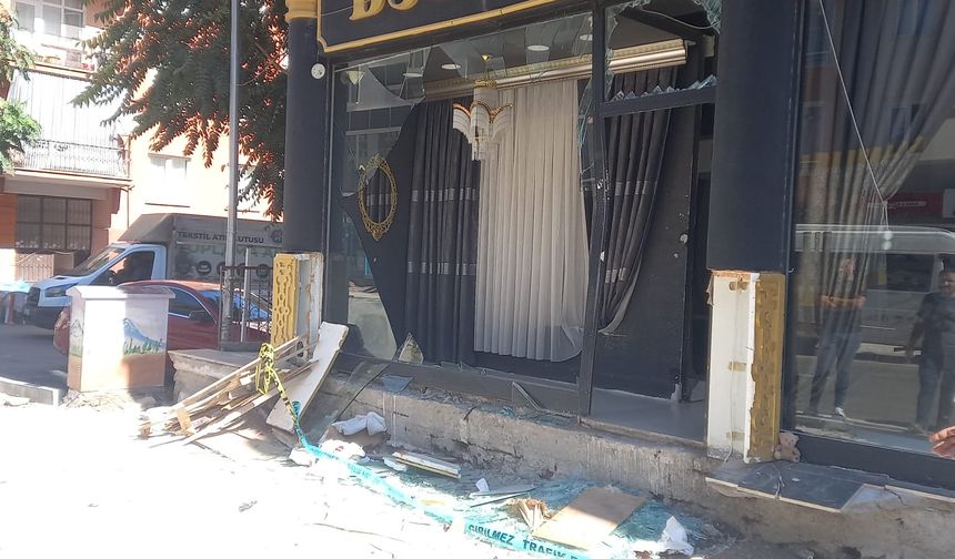 Kamyonete çarpan motosikletteki 2 kişi, iş yerinin vitrinine savruldu