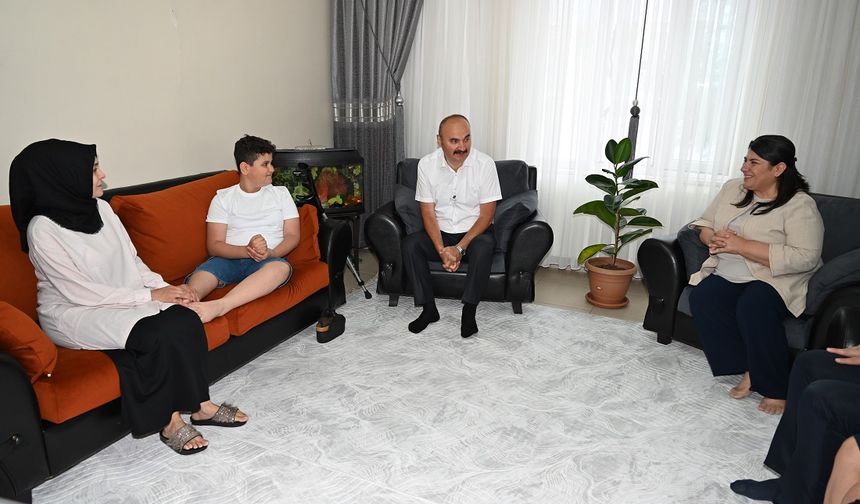 Kanser hastası Yasin, Galatasaraylı futbolcularla tanışmak için yola çıktı
