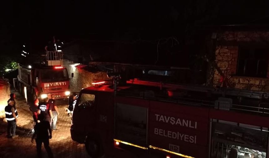 Kütahya'da çıkan yangında 3 ev kullanılamaz hale geldi
