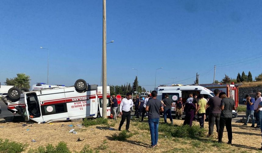 Manisa'da otomobil ile ambulans çarpıştı: 1 ölü, 6 yaralı