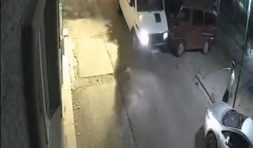 Minibüsüyle geri manevra yaparken, 2 otomobile çarpıp kaçtı; o anlar kamerada