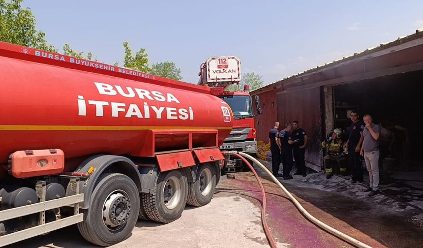 Mobilya imalathanesinin deposunda çıkan yangın söndürüldü; patlamalar kamerada
