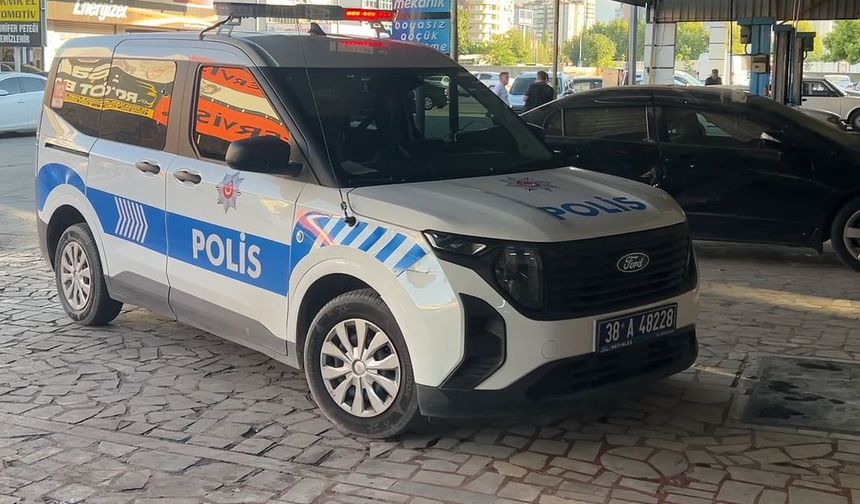 Oto tamirci kalfası, oynadığı tabancanın ateş almasıyla çırağını yaraladı