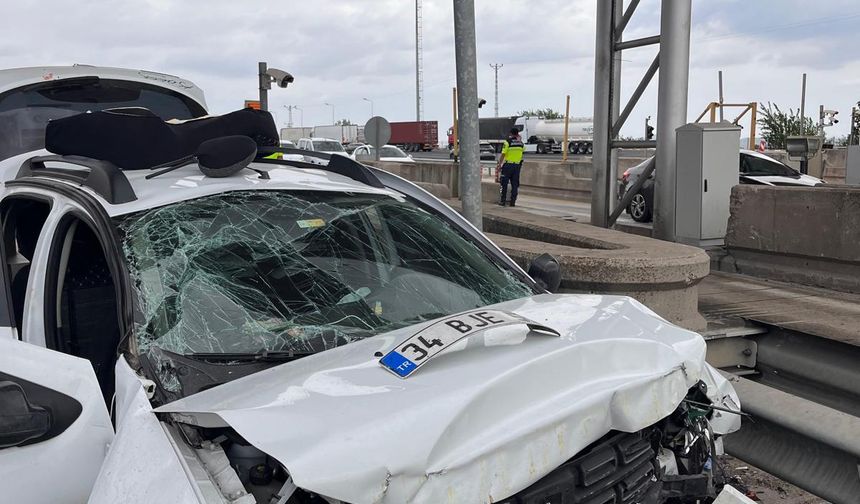 Otomobil, otoyol gişelerinin beton bariyerine çarptı: 1 ölü, 4 yaralı