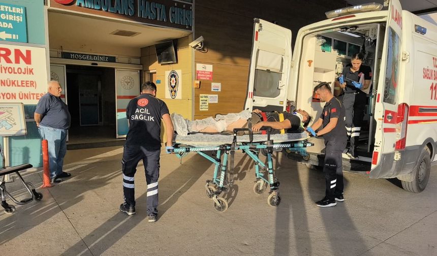 Otomobille çarpışan motosiklet sürücüsü yaralandı; kaza anı kamerada