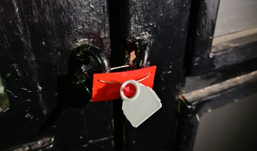 Sakarya’da alkollü mekanda yapılan denetimde 4 ruhsatsız tabanca ve içki ele geçirildi