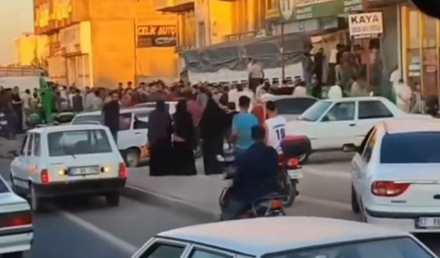 Şanlıurfa'da TIR'ın araçlara çarpıp iş yerine girdiği kaza kamerada: 3 yaralı