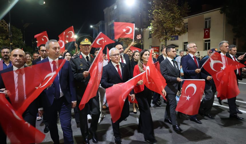 Sivas'ta askerle ‘zafer' yürüyüşü