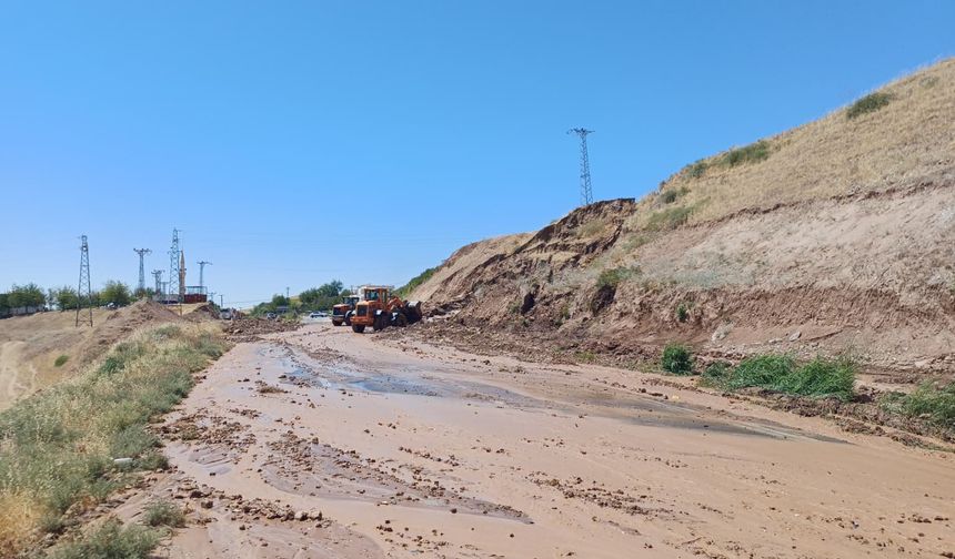 Sulama kanalından akan su ve çamur, yolu kapattı