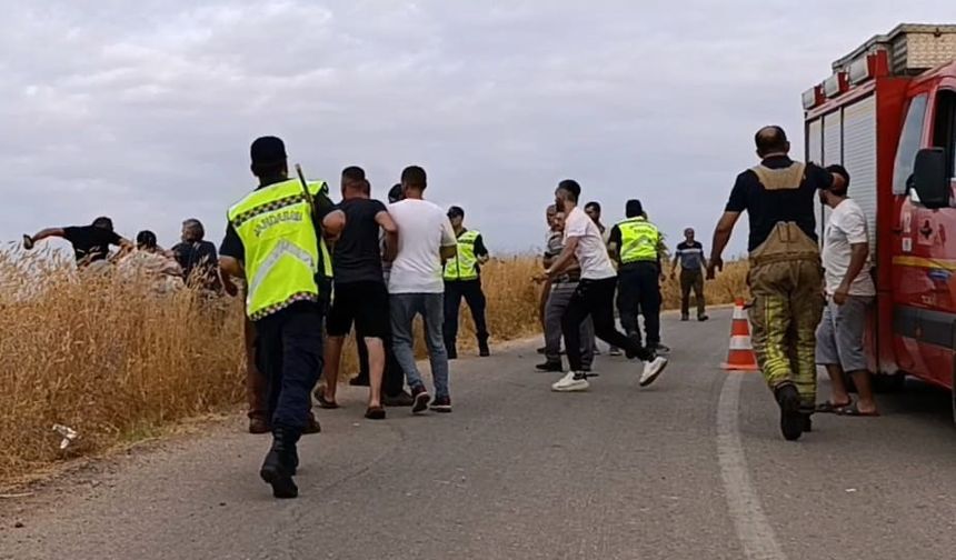 Takla atan otomobilin sürücüsü öldü, kaza yerine gelen yakınları araçta hafif yaralanan kişiye saldırdı
