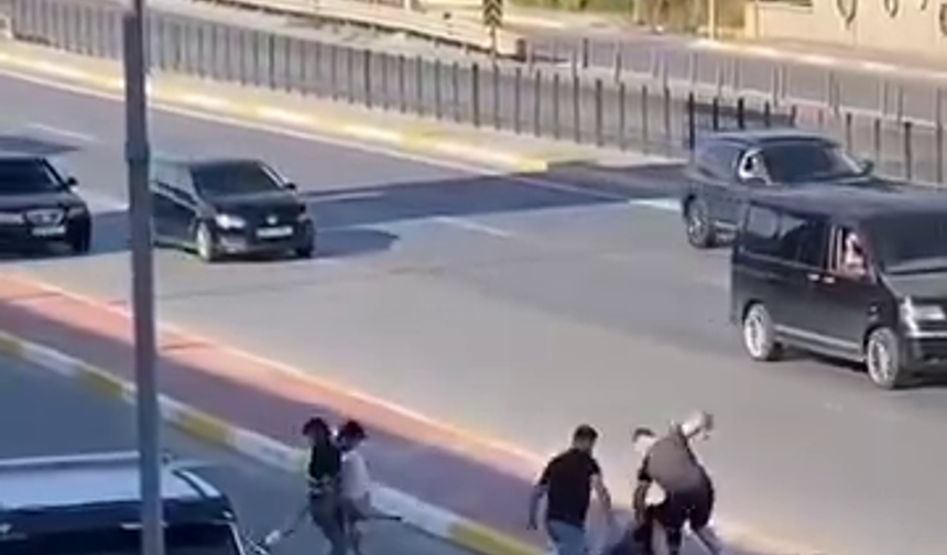 Trafikte çekiçli ve sopalı kavga kamerada