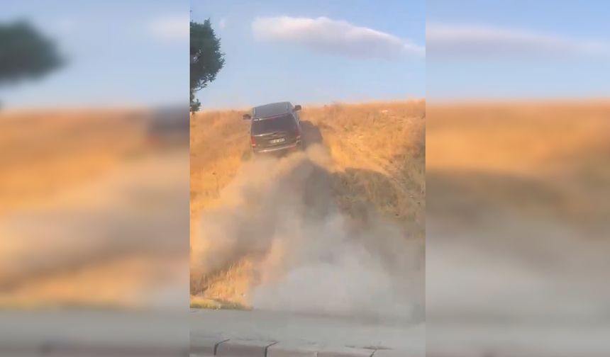 Trafikten yoğunluğundan kaçan sürücü toprak alana yöneldi; o anlar kamerada