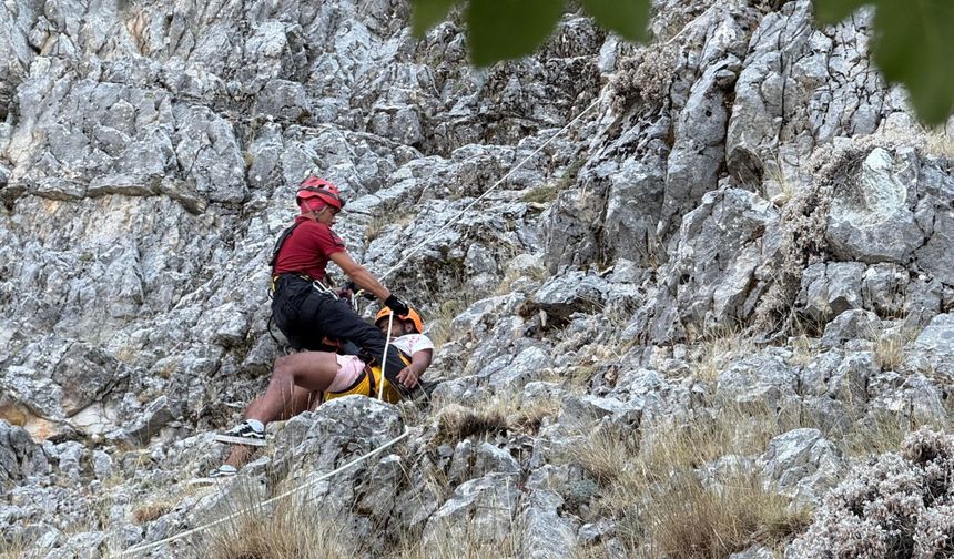 Yamaç paraşütündekiler kayalıklara düştü; 5 saatte kurtarıldılar