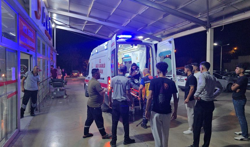 Adana'da mobilya mağazasına dalan otomobilin sürücüsü yaralandı