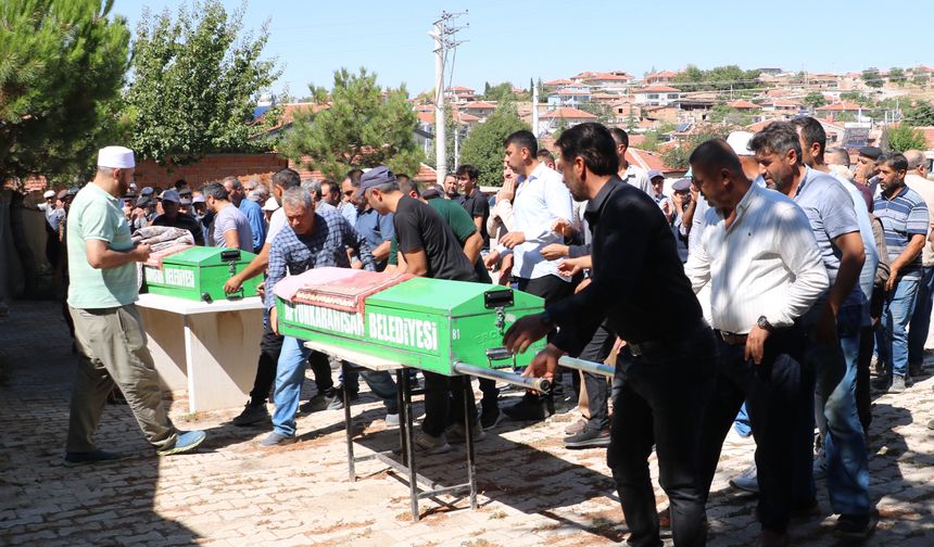 Boşanma kararının çıktığı gün eşi tarafından öldürülen Kübra ve annesi yan yana defnedildi
