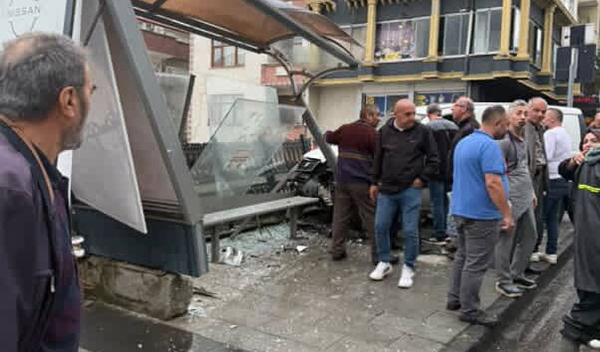 Hafif ticari aracın otobüs durağına çarptığı kaza kamerada