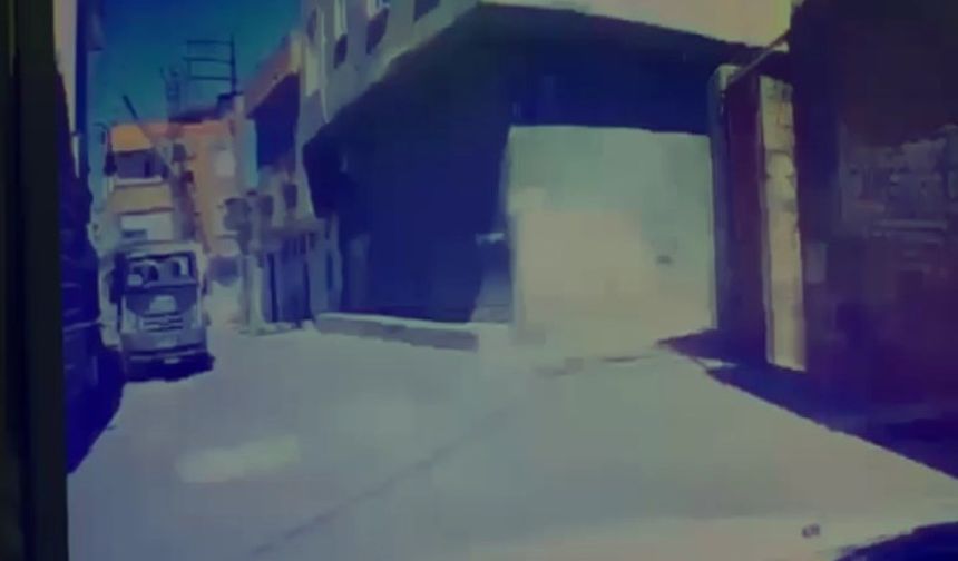 Husumetli akrabasının tabancalı saldırısında yaralandı; o anlar kamerada