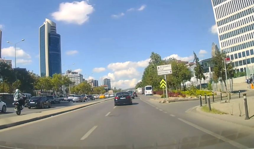 İstanbul- Ataşehir'de motosikletlinin tek teker üzerinde tehlikeli yolculuğu kamerada