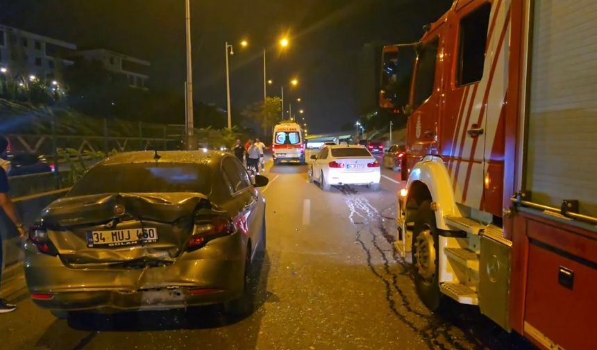 İstanbul - Kadıköy'de 3 aracın karıştığı zincirleme kaza
