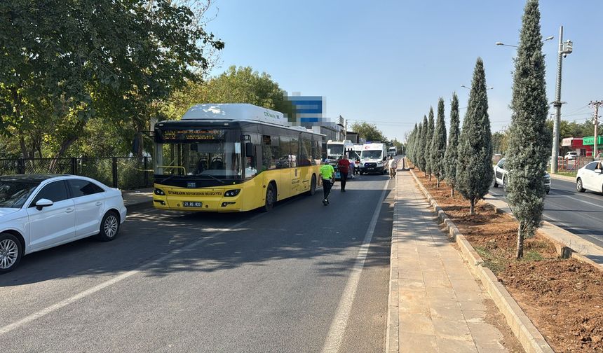 Minibüs, duraktaki otobüse çarptı: 15 yaralı
