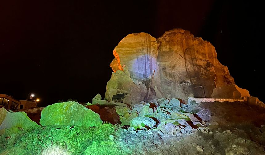 Nevşehir'in simge noktalarından Kadıkalesi'nden kaya parçası düştü; 3 ev tahliye edildi / Ek fotoğraflar