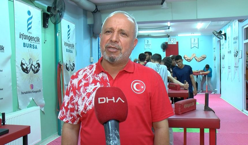 Öğretmeninin tavsiyesiyle başladığı bilek güreşinde 15 yaşında dünya şampiyonu oldu