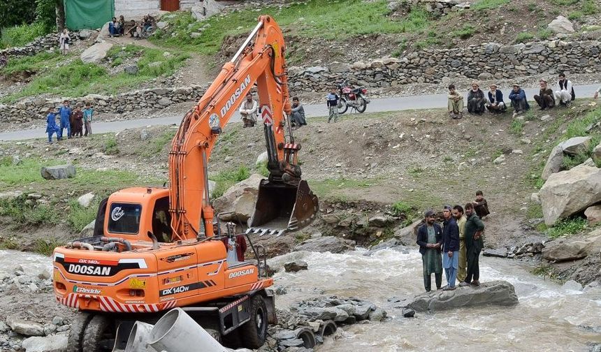 Pakistan'da muson yağmurları nedeniyle hayatını kaybedenlerin sayısı 985'e yükseldi