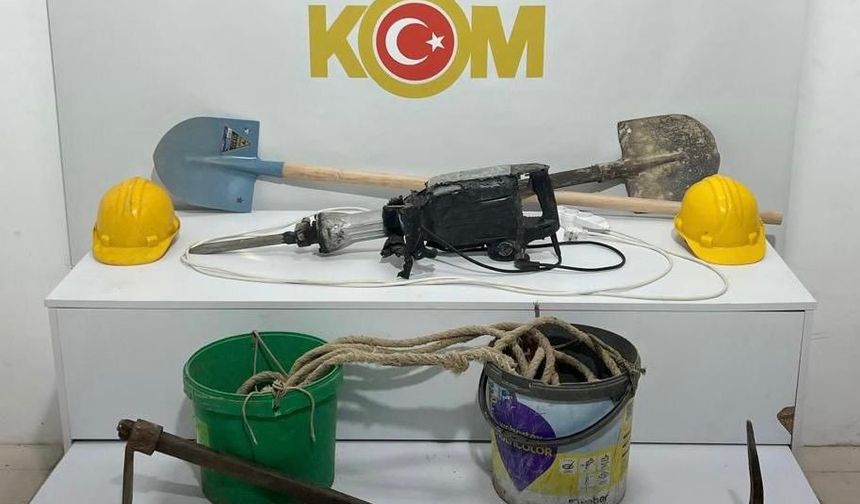 Rüyasında define görüp oturduğu evde kaçak kazı yapan anne ile oğluna gözaltı