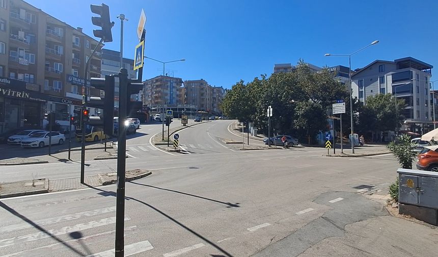 Sürücüsünün el frenini çekmeyi unuttuğu otomobil kuyumcu dükkanına çarptı
