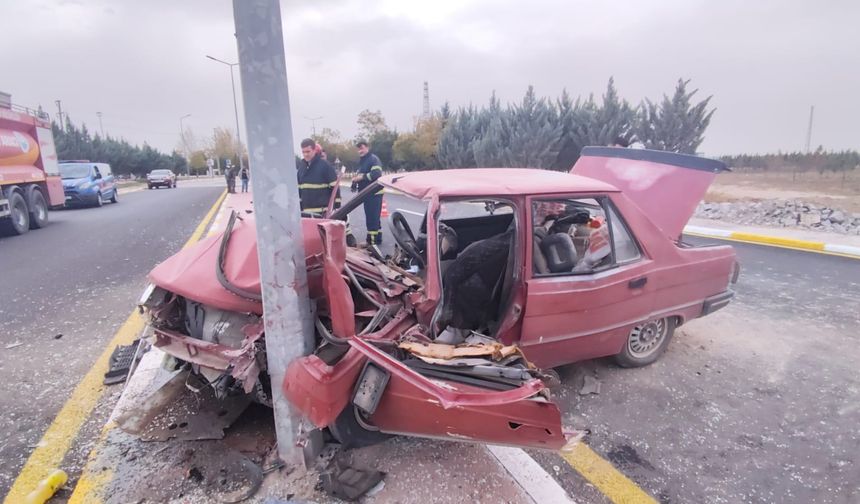 Aydınlatma direğine çarpan otomobilin sürücüsü öldü, eşi yaralandı