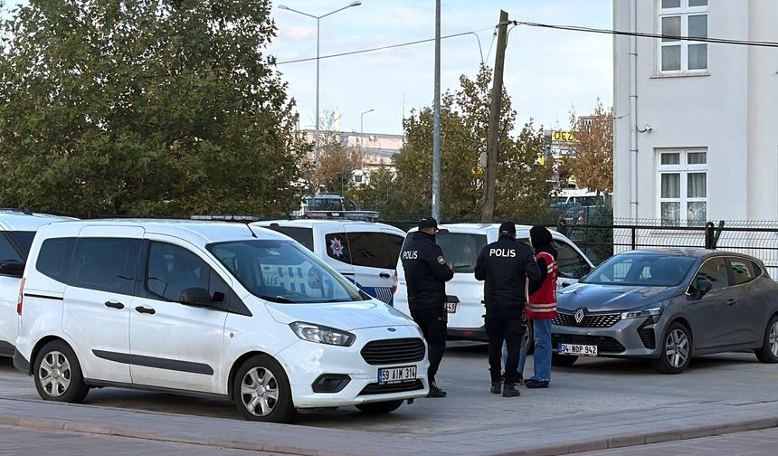 Bebeğini bankta oturan kişiye bırakıp kaçan anne, adli kontrol şartıyla serbest