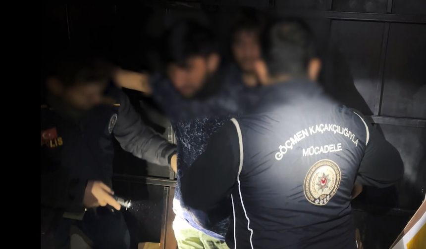 Bitlis'te kamyonet kasasındaki gizli bölmede 12 kaçak göçmen yakalandı: 2 tutuklama