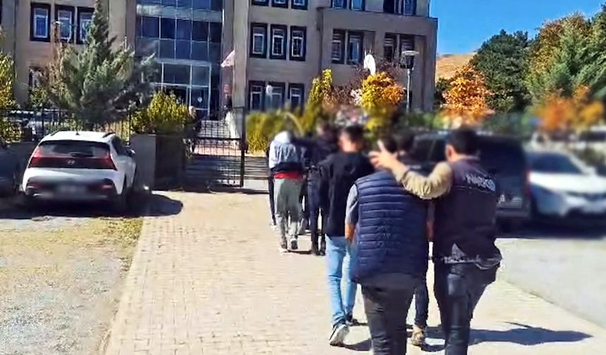 Bitlis'te yolcu otobüsü ve iki araçta 1 kilo 78 gram metamfetamin ele geçirildi; 5 tutuklama