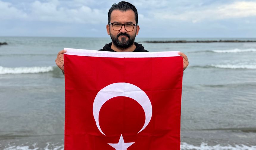 Cumhuriyet'in 102'nci yılını su altında bayrak açarak kutladılar