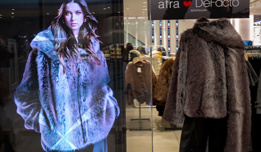 DeFacto, Afra Saraçoğlu'nun yapay zeka destekli hologramıyla müşterileriyle buluştu