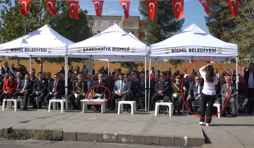 Diyarbakır'da İstiklal Marşı'nı okurken ağlayan öğrenciyi, Kaymakam teselli etti