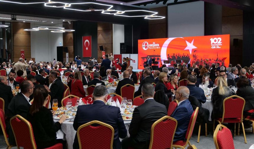 Eskişehir'de Cumhuriyet Pastasını 102 yaşındaki Ali Sezer kesti