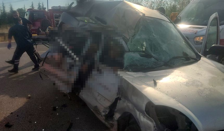 Hafif ticari araçla kamyon çarpıştı: 4 ölü, 2 yaralı