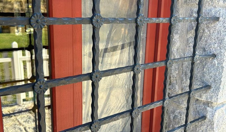 Hırsızlardan şüphelendi, gerçeği güvenlik kamerasıyla öğrendi