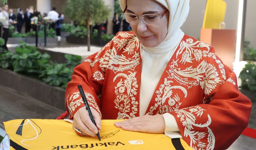 İstanbul- Emine Erdoğan, Vakıfbank Sanat Galerisi'nin açılışına katıldı