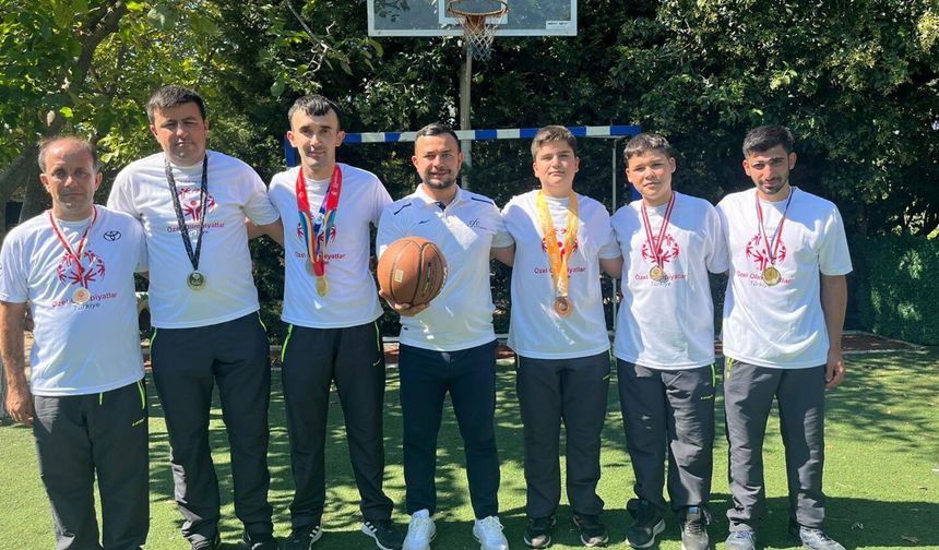 İzmir'in engelli basketbolcuları, tüm maçlarını kazanıp Türkiye şampiyonu oldu/Ek fotoğraflar