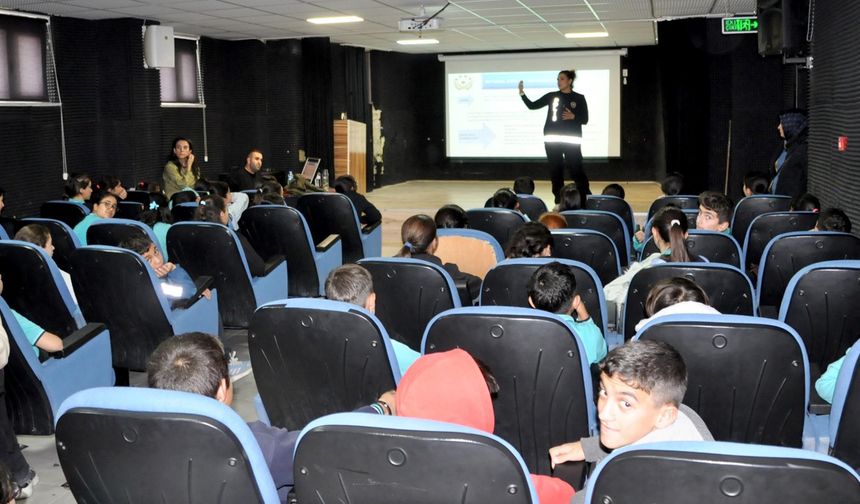 Kadın polislerden öğrencilere kişisel güvenlik ve çocuk hakları eğitimi
