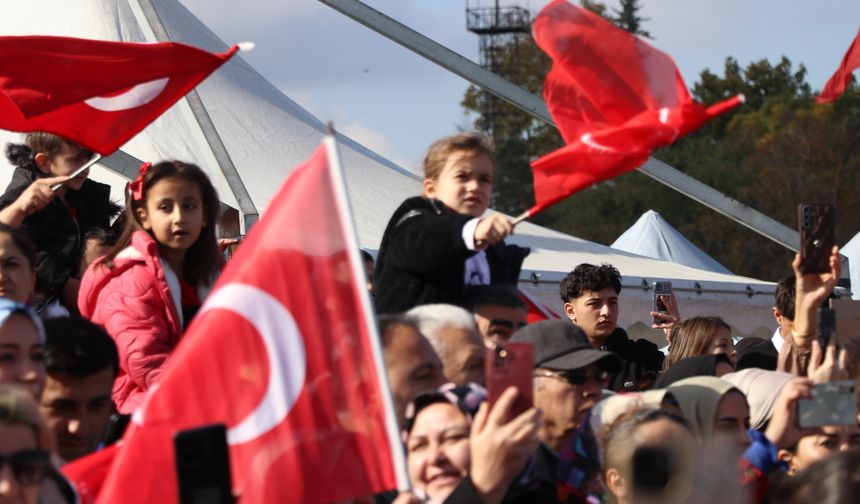 Komandolardan 29 Ekim'e özel 'üzüm salkımı' gösterisi