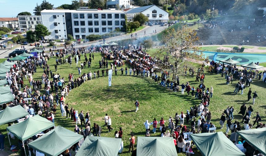 KTÜ'de renkli şölen; üniversiteliler, 3 ton hamsi tüketti