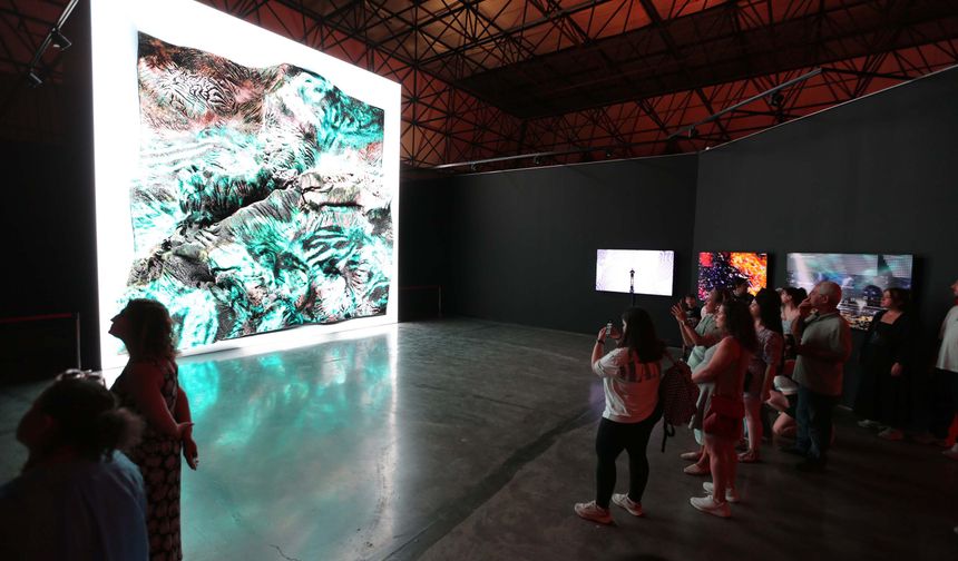Kültürpark'taki Refik Anadol sergisi uzatıldı