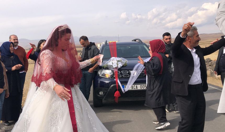 Muhtar, düğün konvoyunun yolunu kesip, cami ve Kur'an kursu için bağış aldı