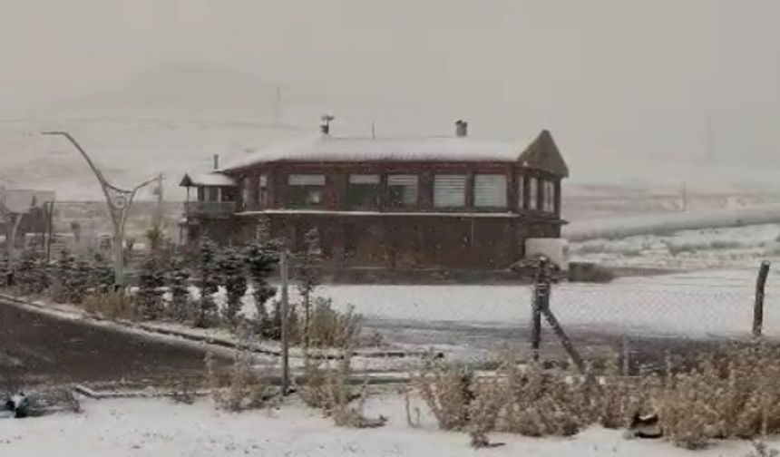 Niğde'de kar yağışı etkili oldu; 4 dağcı mahsur kaldı